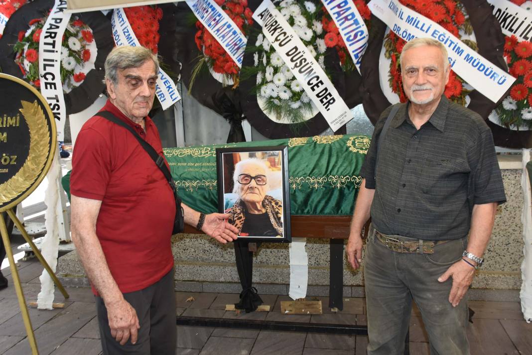 Atatürk'ün tarihi fotoğrafındaki Konyalı Sabiha Özar bugün toprağa verildi 6